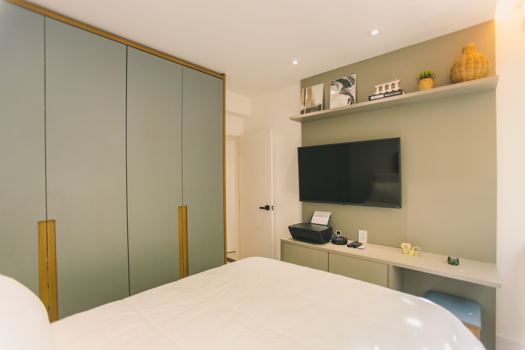 Bedroom 1 — 1 Queen Bed
